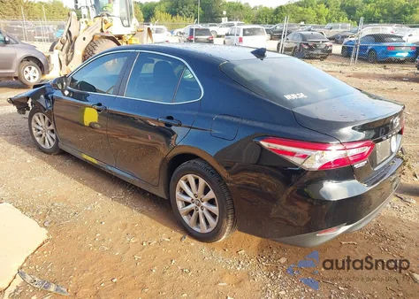 2019 Toyota Camry Le z USA, uszkodzony, nr VIN 4T1B11HK2KU711823